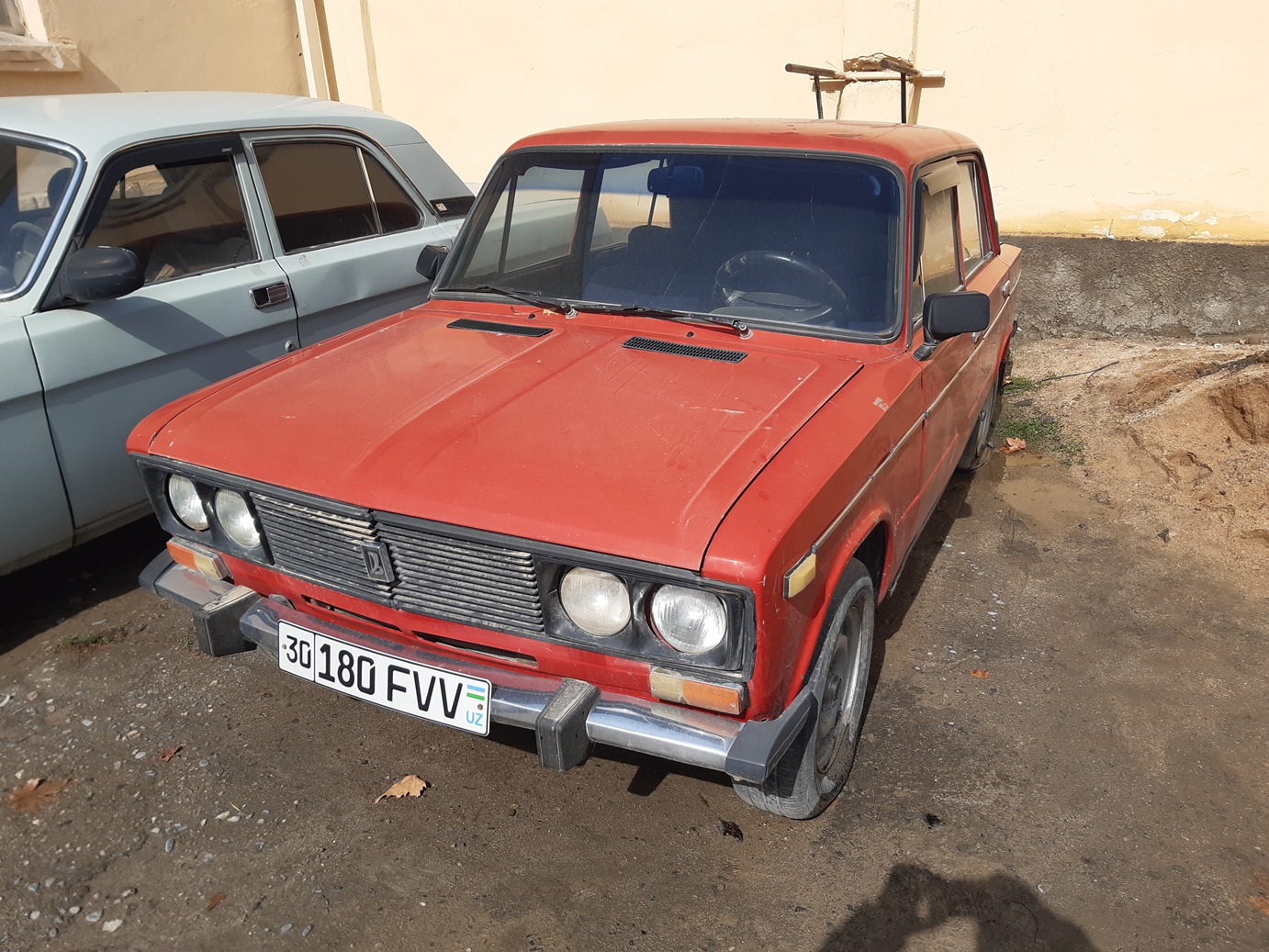"VAZ 2106" русумли автотранспорт воситаси, давлат рақами 30 180 FVV.